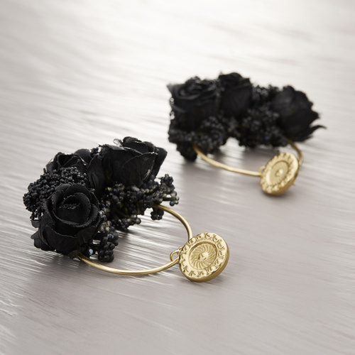 GÓTICO. Pendientes de flores en colores negros